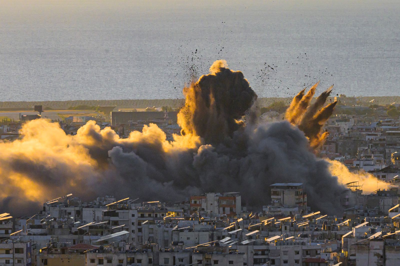 من الغارات الإسرائيلية على الضاحية الجنوبية اليوم (نبيل إسماعيل).